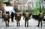 Des soldats patrouillent dans les rues de Bruxelles, en état d'alerte maximale, le 24 novembre 2015