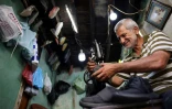 Le cordonnier Walid al-Souri répare une chaussure dans son atelier de la ville côtière libanaise de Sidon (Saïda en arabe), au Liban, le 11 juillet 2023