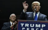 Le candidat à la vice présidence républicaine Mike Pence (g) applaudit lors du discours de Donald Trump, à un meeting de campagne à  Manchester (New Hampshire), le 7 novembre 2016