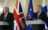 Le président finlandais Sauli Niinistö (d), aux côtés du Premier ministre britannique Boris Johnson, lors d'une conférence de presse commune à Helsinki, le 11 mai 2022