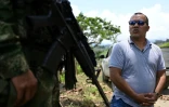 Nelson Enrique Rios, alias Gafas, chef politique du Front Carlos Patino, lors d'une interview avec l'AFP dans le canyon de Micay, dans le département du Cauca, le 24 mars 2024 en Colombie 
