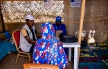 Une Tchadienne ayant fui le Soudan s'enregistre auprès de l'Organisation internationale pour les migrations (OIM) au poste-frontière d'Adré, le 8 juin 2026 au Tchad