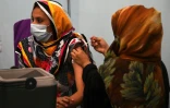 Une femme se fait vacciner contre le Covid-19 dans un centre de vaccination Ă Lahore, au Pakistan, le 3 juin 2021
