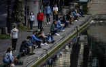 Promeneurs le long du Canal Saint-Martin à Paris le 8 mai 2020