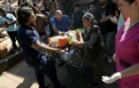 Une femme sortie des décombres est transportée par les secouristes sur un brancard, après un puissant tremblement de terre, à Cali en Colombie le 10 août 2026