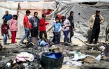 Des enfants dans un camp de déplacés de Khan Younès, dans le sud de la bande de Gaza, visé par une frappe israélienne meurtrière selon la Défense civile locale, le 17 avril 2025