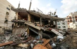 Palestiniens dans les décombres de leur maison après une frappe israélienne sur Gaza, le 7 août 2022