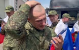 Des prisonniers russes après un échange avec l'Ukraine, le 12 juin 2025 au Bélarus
