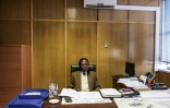 Le négociateur du gouvernement namibien sur la question du génocide Zedekia Josef Ngavirue dans son bureau au ministère des Affaires étrangères à Windhoek le 20 juin 2017