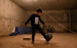 Un enfant joue au ballon dans un abri à Stepanakert, le 27 septembre 2020