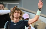 Le Russe Andrey Rublev salue la foule après avoir perdu contre le Croate Marin Cilic en quart de finale du tournoi de Roland-Garros, à Paris, le 1er juin 2022