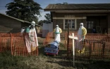 Désinfection du cercueil d'une victime d'Ebola à Beni, en République démocratique du Congo, le 13 août 2018