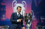 Luis Figo, l'un des joueurs emblématiques du Real Madrid au temps des "Galactiques", devant la Coupe aux grandes oreilles récompensant le vainqueur de la C1 le 16 décembre 2019 à Nyon