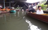 Marché flottant de Damnoen Saduak à une centaine de kilomètres dans le Sud-Ouest de Bangkok en Thaïlande