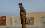 Un garçon blessé et un soldat de l'armée nationale afghane à Mazar-i-Sharif en Afghanistan, le 8 février 2016