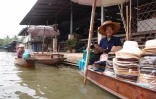 Marché flottant de Damnoen Saduak à une centaine de kilomètres dans le Sud-Ouest de Bangkok en Thaïlande