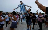 Des fans brandissent un carton à l'effigie de Lionel Messi à l'extérieur du DRV PNK Stadium de Fort Lauderdale, en Floride, le 16 juillet 2023