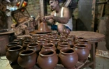 Un potier dans son atelier du bidonville de Dharavi, le 16 juillet 2025 à Bombay, en Inde