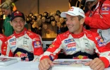 Sébastien Ogier (G) avec le "maître" Sébastien Loeb sous les couleurs de Citroën, en séance de dédicaces avant le départ du rallye de Coffs Harbour en Australie, le 8 septembre 2011