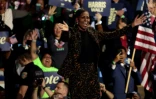L'ancienne première dame des Etats-Unis Michelle Obama sur scène pour un meeting de campagne de Kamala Harris à Kalamazoo (Michigan, Etats-Unis), le 26 octobre 2024