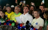 Flavio Bolsonaro (au centre) s'exprime après sa défaite à l'élection présidentielle brésilienne, le 26 octobre 2026 à Brasilia
