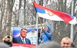 Des partisans du chef politique des Serbes de Bosnie, Milorad Dodik, lors d'un meeting à Banja Luka, le 26 février 2025