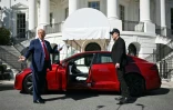 Le président américain Donald Trump (gauche) et le patron de Tesla Elon Musl s'adressent à la presse à côté d'une voiture de l'entreprise américaine, le 11 mars 2025 à Washington