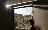 Des Palestiniens inspectent les ruines d'un immeuble détruit par une frappe israélienne, le 21 avril 2024 à Rafah, dans le sud de la bande de Gaza
