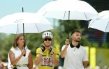 Le maillot jaune Tadej Pogacar est protégé du soleil avant le départ de la 8e étape du Tour de France, le 11 juillet 2026 à Périgueux