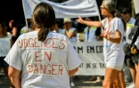 Des personnels d'un service d'urgences manifestent le 27 août 2019 devant la mairie de Lille pour dénoncer leurs conditions de travail 