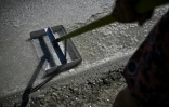 La saunière française Annabelle Poinot récolte la fleur de sel qui forme une fine croûte à la surface de l’eau de mer acheminée dans les bassins d’un marais salant à Château-d’Oléron, sur l’île d’Oléron, dans l’ouest de la France, le 17 juin 2026