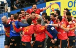 Les Espagnols célébrent leur qualification pour la finale de l'Euro de handball, après leur victoire (29-25) face au Danemark, le 28 janvier 2022 à Budapest