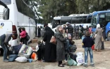 Des civils syriens et des combattants rebelles évacués de la Ghouta arrivent dans le village de Qalaat al-Madiq, au centre de la Syrie, le 25 mars 2018