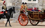 Le roi Charles III et Emmanuel Macron dans une calèche au château de Windsor lors de la première visite d'Etat au Royaume-Uni d'un président français en 17 ans, le 8 juillet 2025