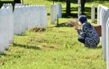 Une survivante du massacre de Srebrenica prie dans le cimetière de Potocari, le 10 juillet 2020