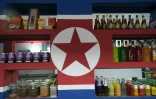 Derrière le comptoir, où l'on peut commander des thés typiques du pays et des bières asiatiques, est peint un immense drapeau nord-coréen