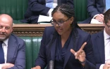 Image tirée d'un enregistrement diffusé par l'Unité d'enregistrement parlementaire (PRU) du Parlement britanniqu montrant la cheffe de l'opposition conservatrice, Kemi Badenoch, lors d'un débat sur une motion pour savoir si le Premier ministre Keir Starmer doit être soumis à une enquête parlementaire au sujet de la nomination de Peter Mandelson comme ambassadeur à Washington, le 28 avril 2026 à la Chambre des communes à Londres