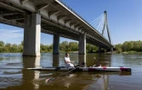 Le Français Christophe Gruault à bord d'un canot à rame, débute son périple de plus de 2.000 km sur les rivières de cinq pays, le 1er mai 2023 à Varsovie, en Pologne