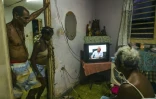 Une famille de La Havane écoute à la télévision le discours du président Miguel Diaz-Canel sur la situation énergétique du pays, le 16 juin 2022 