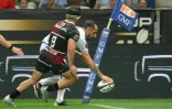 L'arrière de Castres Julien Dumora (d) marque un essai devant le Toulousain Antoine Dupont en demi-finale du Top 14, le 17 juin 2022 à Nice  