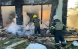 Photo transmise par les services de secours ukrainiens montant des pompiers éteignant un incendie après 
un bombardement russe dans la région de Kharkiv (Ukraine), le 29 juillet 2022
