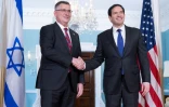 Le secrétaire d'Etat américain Marco Rubio (d) et le ministre israélien des Affaires étrangères, Gideon Saar, le 27 août 2025 à Washington