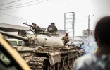 Des soldats des Forces armées de la République démocratique du Congo (FARDC) à bord d'un char quittent la ville de Goma (RDC), en direction de Sake, le 23 janvier 2025