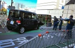Des policiers près d'une voiture qui a percuté une barrière à proximité de l'ambassade d'Israël à Tokyo, le 16 novembre 2023 au Japon