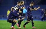La joie des joueurs du Dinamo Zagreb, après leur qualification pour les quarts de finale de la Ligue Europa, grâce à un triplé de leur attaquant Mislav Orsic (g) contre Tottenham, le 18 mars 2021 à Zagreb