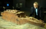 Paul-Henri Nargeolet derrière une version miniature du navire coulé à l'intérieur lors d'une précédente exposition, à Paris Expo le 31 mai 2013, à Paris