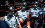 La police installe des plots de sécurité le 6 juillet 2020 à Hong Kong avant l'arrivée au tribunal de Tong Ying-kit, accusé de terrorisme lors d'une manifestation le 1er juillet 2020