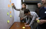 Des "coworkers" utilisent des post-its lors d'une réunion à l'espace Casaco de Malakoff, le 23 septembre 2015