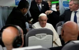 Le pape François parle à la presse à bord de l'avion qui le ramène à Rome, le 23 septembre 2023