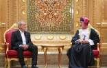 Photo diffusée par la présidence iranienne montrant le sultan d'Oman Haitham ben Tarik al-Said (d) et le président iranien Massoud Pezeshkian au palais royal d'al-Alam à Mascate, le 27 mai 2025